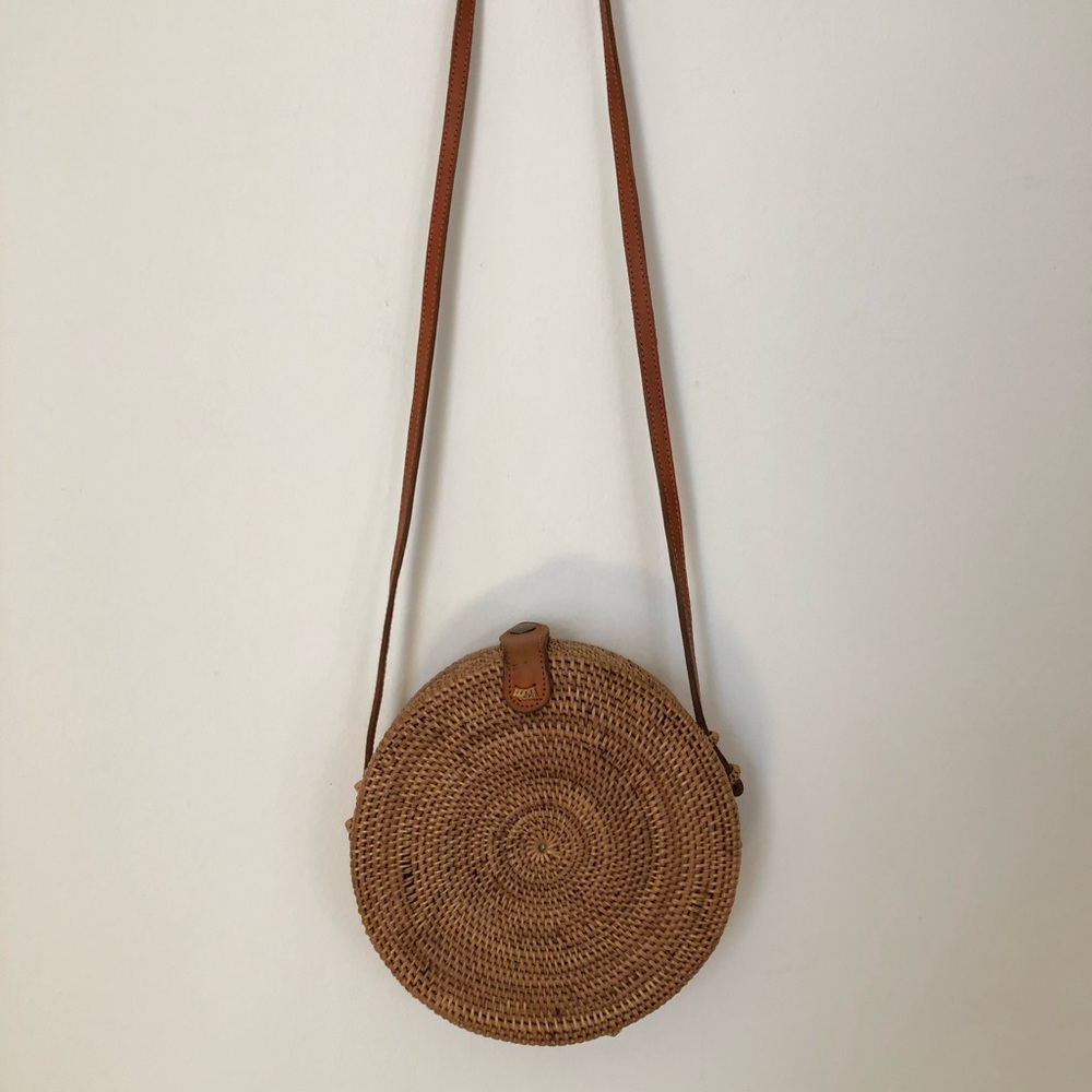 Round straw crossbody bag